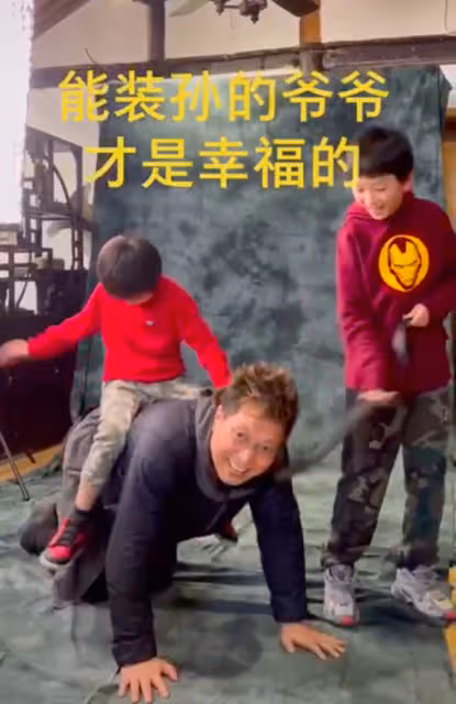 央視主持人王為念罕曬娃!小孫子登T台走秀超有范,五官太像爺爺