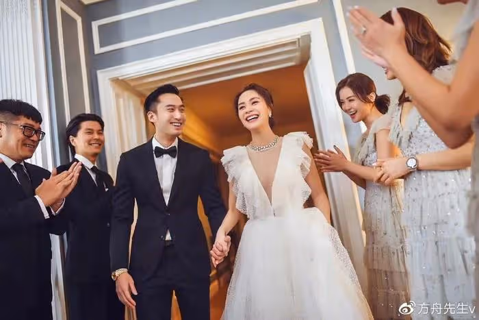 阿嬌前夫高檔餐廳慶生,與老婆秀萬元婚戒,嬌妻顏值氣質不輸阿嬌
