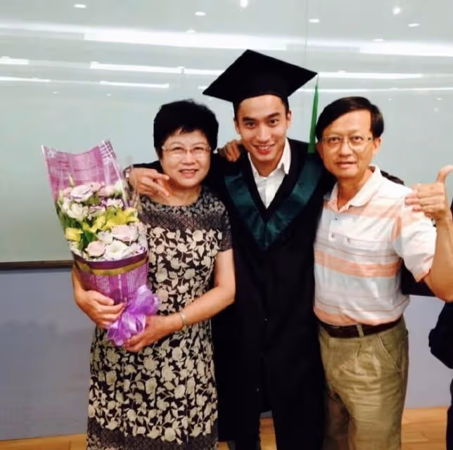阿嬌前夫高檔餐廳慶生,與老婆秀萬元婚戒,嬌妻顏值氣質不輸阿嬌