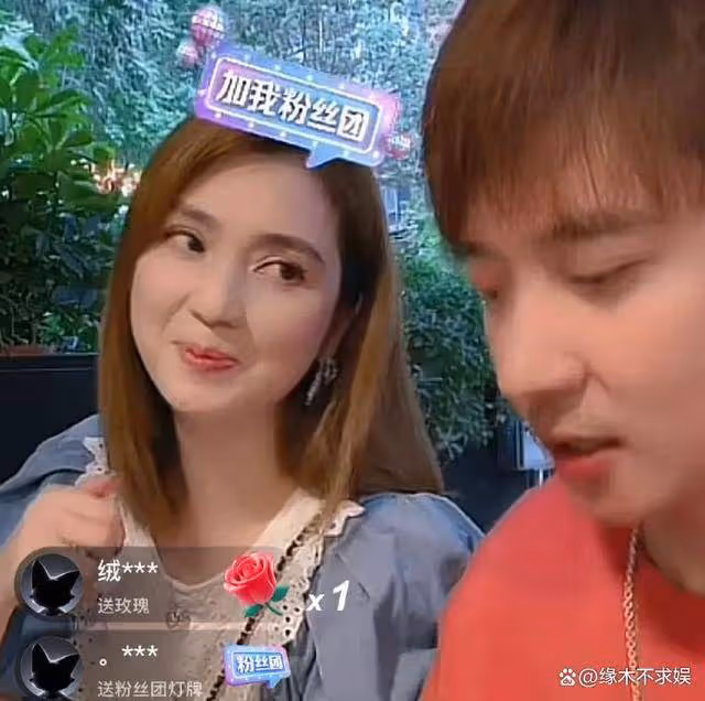畢瀅和白衣男子合影,對方疑為其男友,洪欣新視頻開心跳舞