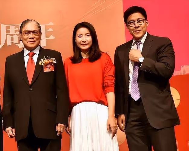 郭晶晶和鞏俐的「雙皇」合照引熱議!郭晶晶冠軍的光環為霍家發熱