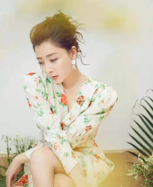 殷桃真的太美了,碎花連衣裙配挽發時尚迷人,42歲的氣質真有魅力