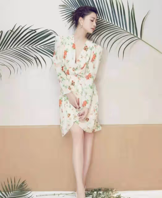 殷桃真的太美了,碎花連衣裙配挽發時尚迷人,42歲的氣質真有魅力