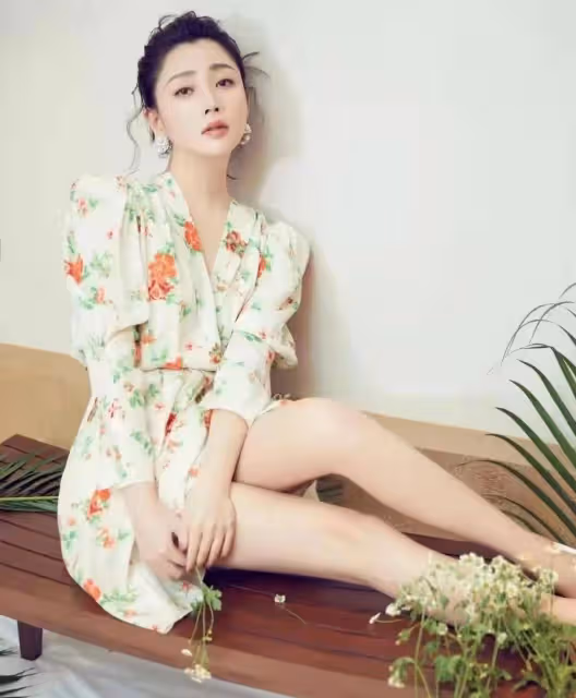 殷桃真的太美了,碎花連衣裙配挽發時尚迷人,42歲的氣質真有魅力
