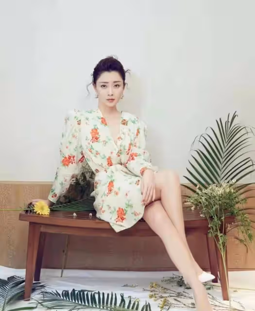 殷桃真的太美了,碎花連衣裙配挽發時尚迷人,42歲的氣質真有魅力