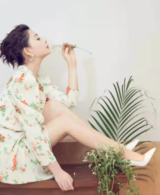 殷桃真的太美了,碎花連衣裙配挽發時尚迷人,42歲的氣質真有魅力