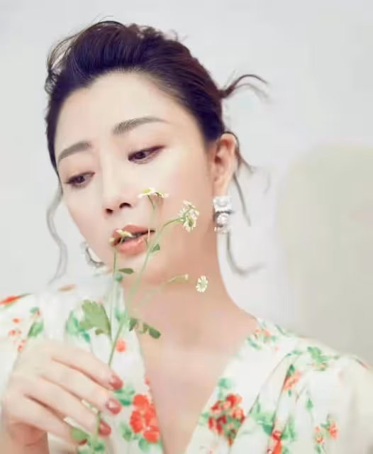 殷桃真的太美了,碎花連衣裙配挽發時尚迷人,42歲的氣質真有魅力