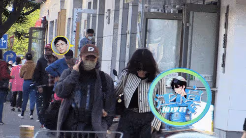 大鵬攜現任妻子逛街秀恩愛,牽手摟腰超甜蜜,女方正臉曝光顯老態