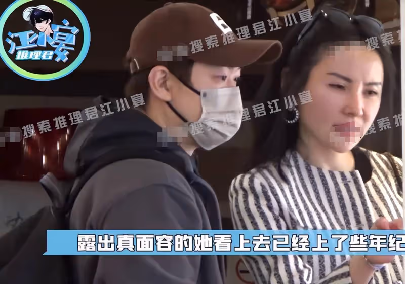 大鵬攜現任妻子逛街秀恩愛,牽手摟腰超甜蜜,女方正臉曝光顯老態