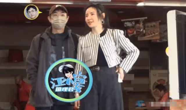 大鵬攜現任妻子逛街秀恩愛,牽手摟腰超甜蜜,女方正臉曝光顯老態