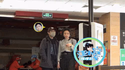 大鵬攜現任妻子逛街秀恩愛,牽手摟腰超甜蜜,女方正臉曝光顯老態