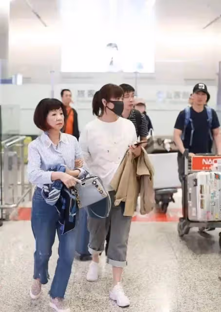 徐靜蕾婆媳倆走機場顯卑微！穿得像跟班，主動挽手婆婆表情不善良
