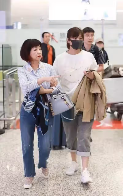 徐靜蕾婆媳倆走機場顯卑微！穿得像跟班，主動挽手婆婆表情不善良