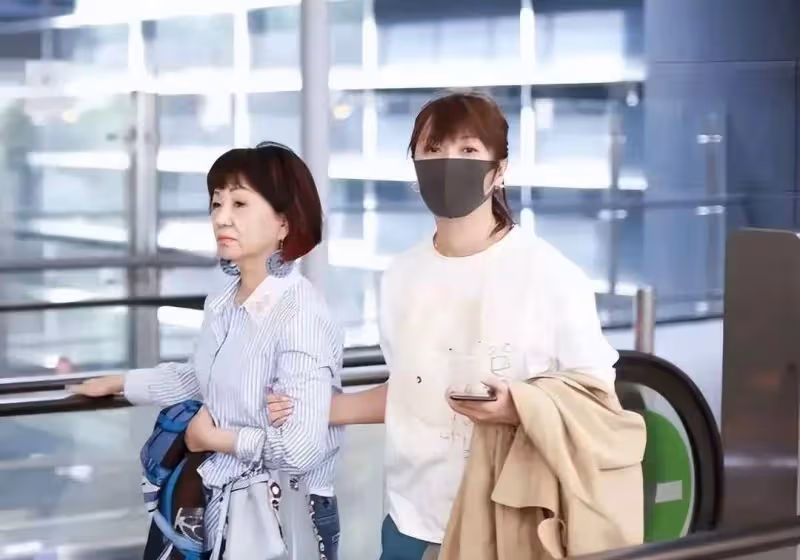 徐靜蕾婆媳倆走機場顯卑微！穿得像跟班，主動挽手婆婆表情不善良