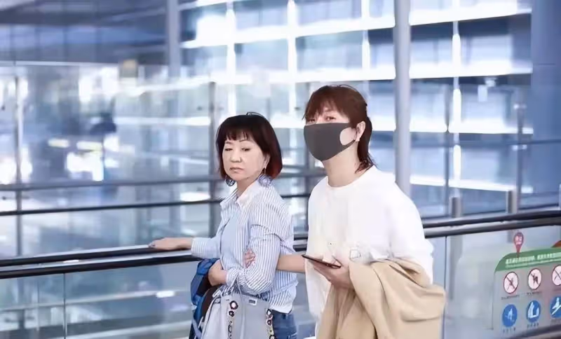 徐靜蕾婆媳倆走機場顯卑微！穿得像跟班，主動挽手婆婆表情不善良