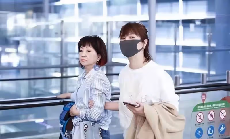 徐靜蕾婆媳倆走機場顯卑微!穿得像跟班,主動挽手婆婆表情不善良