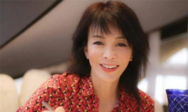 與趙雅芝齊名，曾被騙跟張國榮拍「時尚片」，丈夫也是當紅演員！
