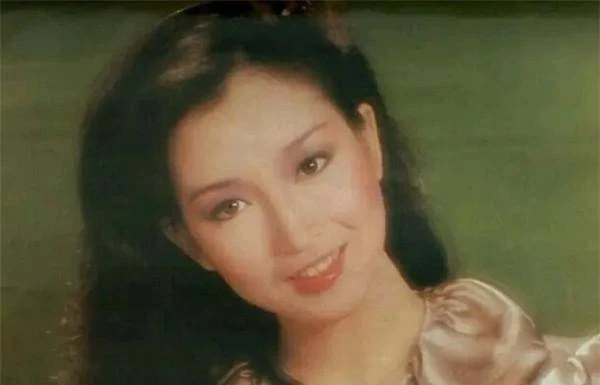 與趙雅芝齊名，曾被騙跟張國榮拍「時尚片」，丈夫也是當紅演員！