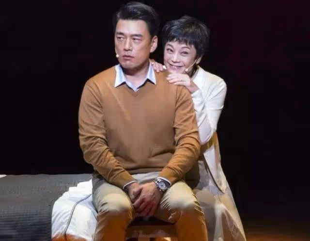 出道25年零緋聞,當紅時娶初戀,他才是人生大贏家!