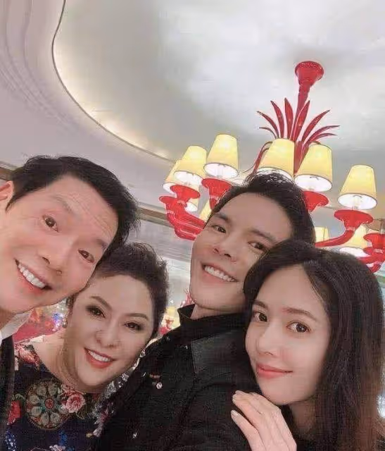 郭碧婷兒女雙全後放飛自我！素顏跟向太帶女兒出遊，女兒好漂亮啊