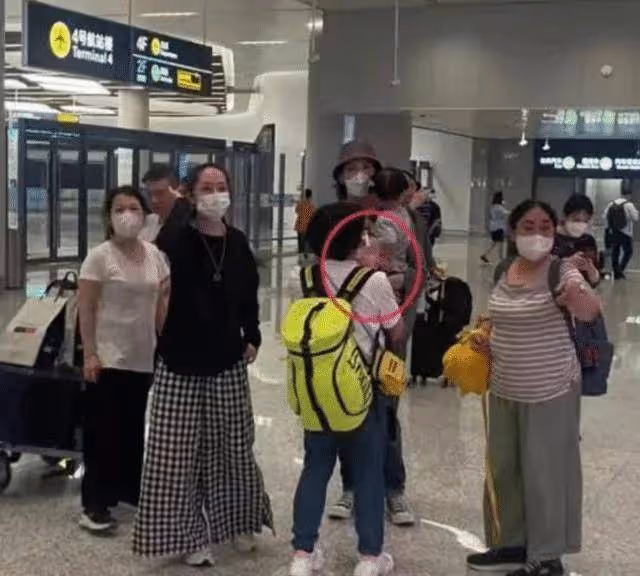 郭碧婷兒女雙全後放飛自我!素顏跟向太帶女兒出遊,女兒好漂亮啊