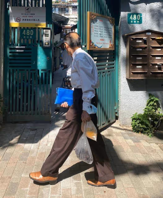 被「上海爺爺」圈粉了:不穿老年裝,愛戴帽子,帥得自然不做作