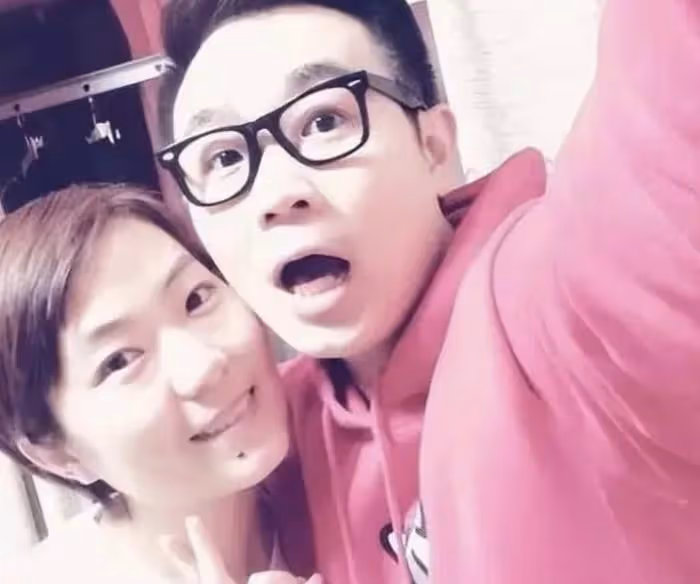 大鵬新婚妻子疑曝光,女方牽手大鵬露正臉稍顯老,曾被曝已有兒子