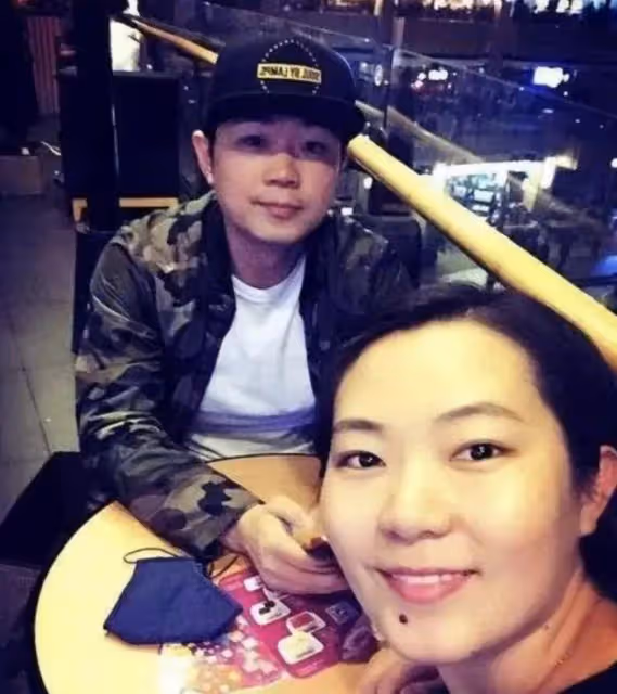 大鵬新婚妻子疑曝光,女方牽手大鵬露正臉稍顯老,曾被曝已有兒子