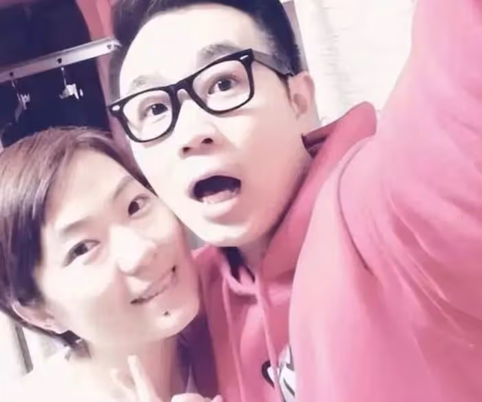 大鵬新婚妻子疑曝光,女方牽手大鵬露正臉稍顯老,此前被曝已有兒子