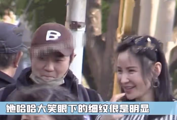 大鵬新婚妻子疑曝光，女方牽手大鵬露正臉稍顯老，此前被曝已有兒子
