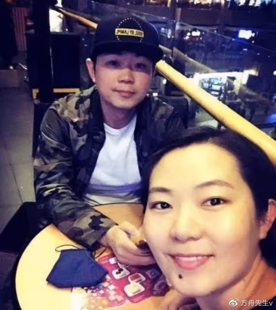 大鵬新婚妻子疑曝光，女方牽手大鵬露正臉稍顯老，此前被曝已有兒子