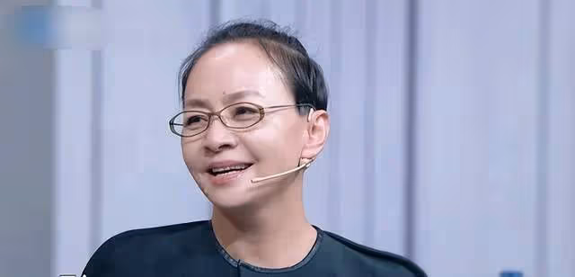 宋丹丹機場偶遇郝蕾,順口叫了一聲張春梅,郝蕾的反應讓人笑翻