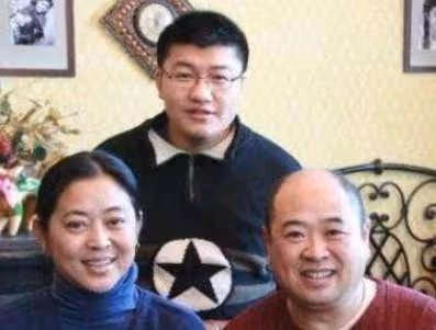61歲倪萍為兒子「傾家蕩產」,隱瞞女兒從不提起,原來另有苦衷