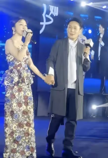 張信哲台上被富婆強行牽手，場面一度尷尬，130萬出場費真不好掙