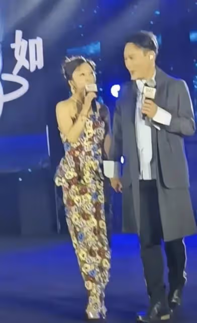 張信哲台上被富婆強行牽手，場面一度尷尬，130萬出場費真不好掙