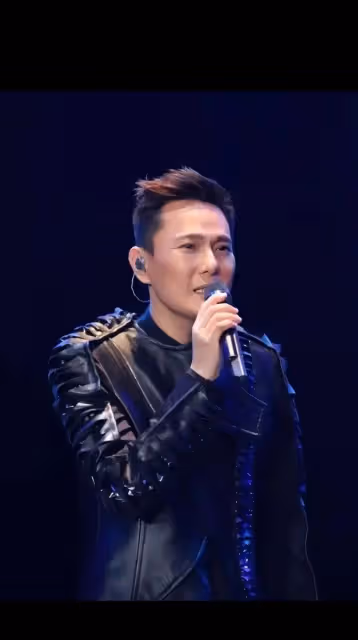 張信哲台上被富婆強行牽手,場面一度尷尬,130萬出場費真不好掙