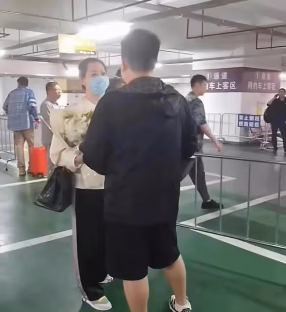 馬麗娟拎40萬包包車站接親家,趙本山未露面,兒子牛牛反應惹熱議