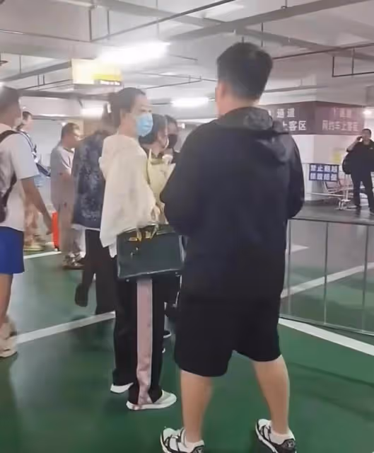 馬麗娟拎40萬包包車站接親家,趙本山未露面,兒子牛牛反應惹熱議