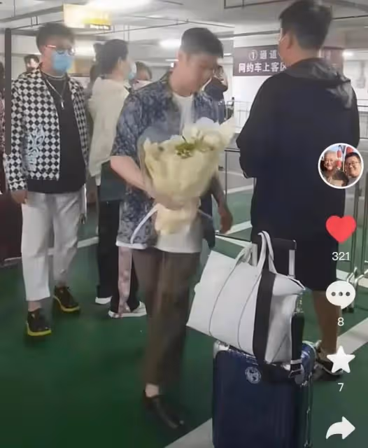 馬麗娟拎40萬包包車站接親家，趙本山未露面，兒子牛牛反應惹熱議