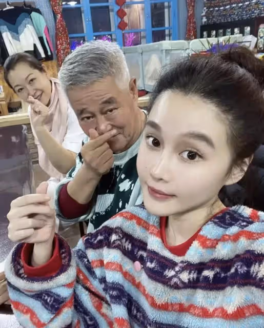 馬麗娟拎40萬包包車站接親家，趙本山未露面，兒子牛牛反應惹熱議
