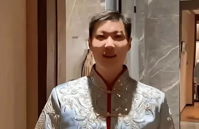 馬麗娟拎40萬包包車站接親家，趙本山未露面，兒子牛牛反應惹熱議