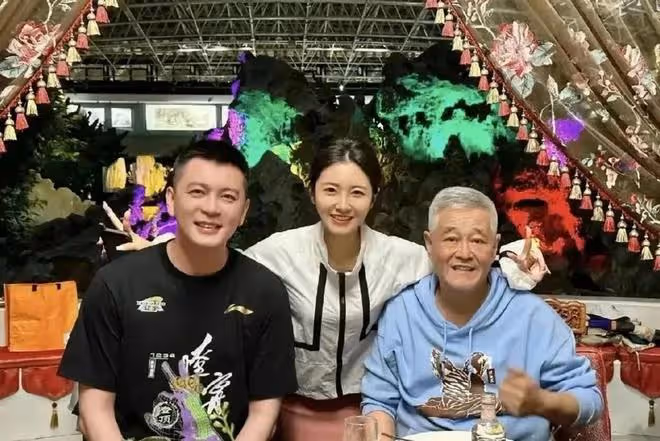 馬麗娟拎40萬包包車站接親家，趙本山未露面，兒子牛牛反應惹熱議
