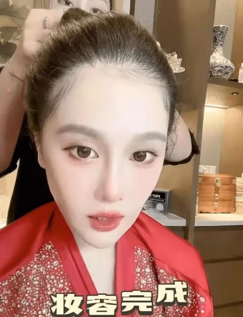 馬麗娟拎40萬包包車站接親家，趙本山未露面，兒子牛牛反應惹熱議