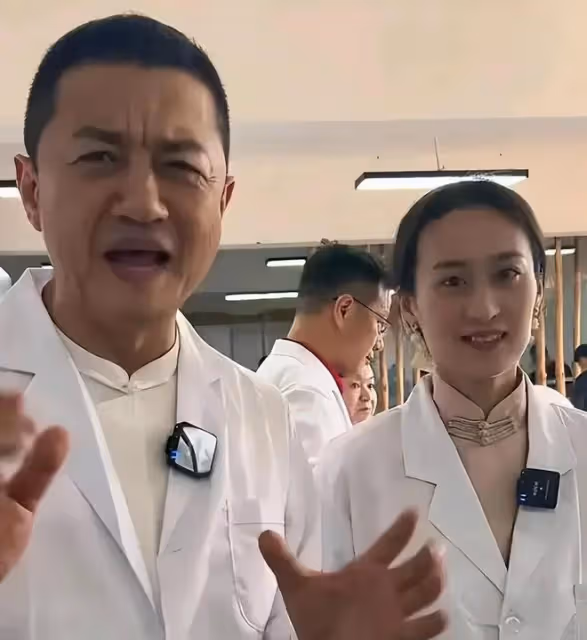 李亞鵬又翻車!參加鬥茶比賽得0分,一臉不服氣,討好評委遭回懟