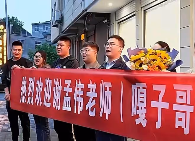 嘎子:下鄉助農直播,要坐頭等艙機場拉橫幅歡迎,網友說鋪張浪費