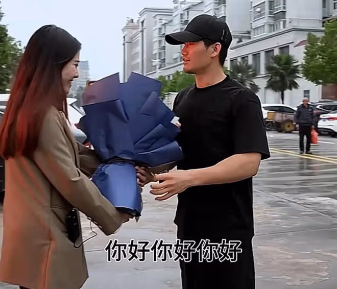 嘎子:下鄉助農直播,要坐頭等艙機場拉橫幅歡迎,網友說鋪張浪費