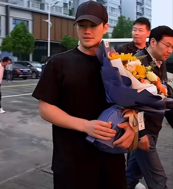 嘎子:下鄉助農直播,要坐頭等艙機場拉橫幅歡迎,網友說鋪張浪費
