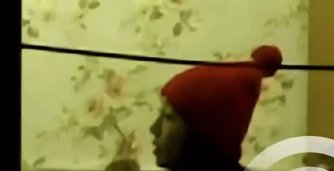 39歲白百何女神形象崩塌:頭髮油膩戴帽掩蓋,飯局挖鼻孔菸癮超大