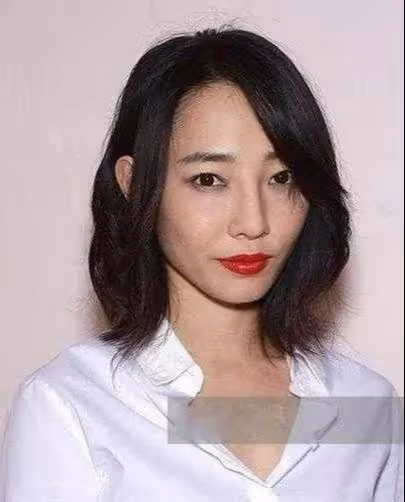 39歲白百何女神形象崩塌:頭髮油膩戴帽掩蓋,飯局挖鼻孔菸癮超大