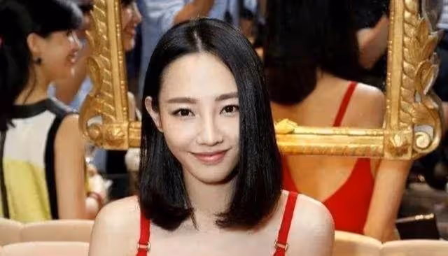 39歲白百何女神形象崩塌:頭髮油膩戴帽掩蓋,飯局挖鼻孔菸癮超大